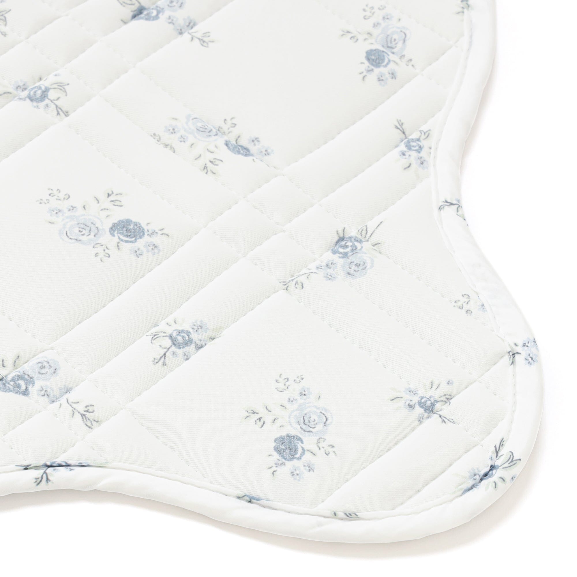 Cool Quilt Rug Scallop Medium Light Blue