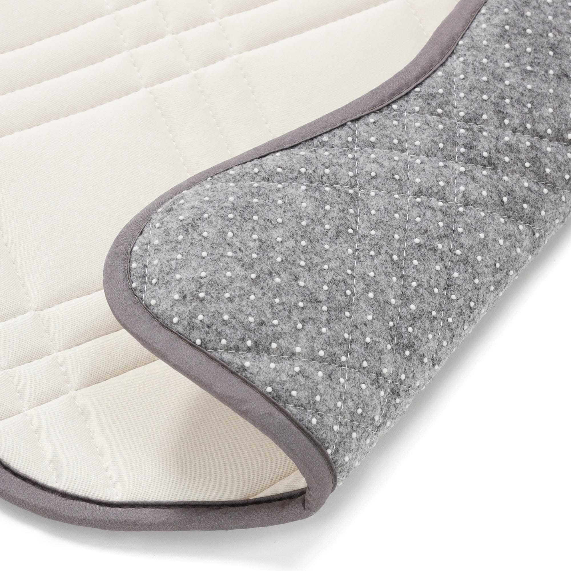 Cool Quilt Rug Scallop Medium Beige x Dark Gray