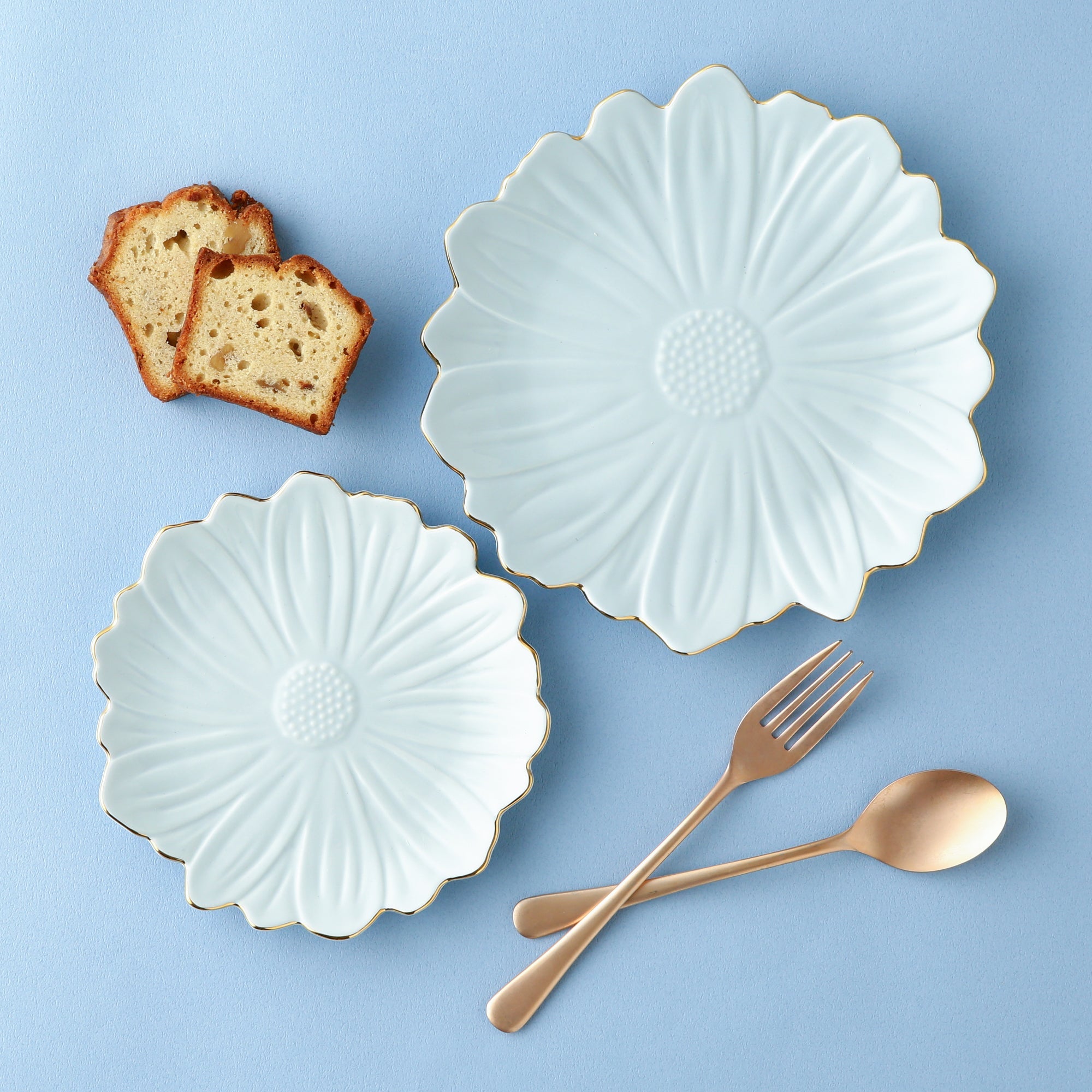 FLOWER MOTIF PLATE MEDIUM BLUE